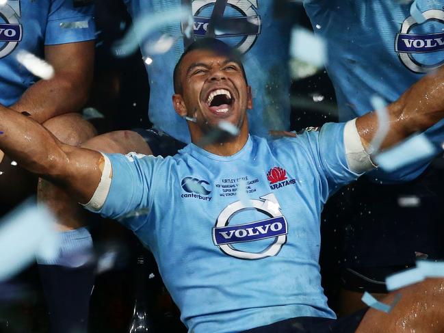 SYDNEY, AUSTRALIA - AUGUST 02:  Kurtley Beale (C) and Waratahs players celebrate victory and hold the Super Rugby trophy during the Super Rugby Grand Final match between the Waratahs and the Crusaders at ANZ Stadium on August 2, 2014 in Sydney, Australia.  (Photo by Matt King/Getty Images)