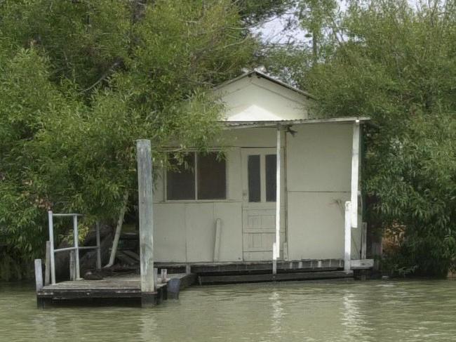 FEBRUARY 22, 2001 : Houseboats & shacks on Murray River in SA 22/02/01, currently holders of 99-year leases. Pic Chris Crerar.South Australia / Shipping / Houseboat