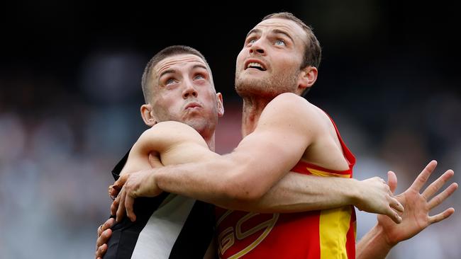 Jarrod Witts (right) battles with Magpies ruckman Darcy Cameron. Picture: Michael Willson/AFL Photos via Getty Images