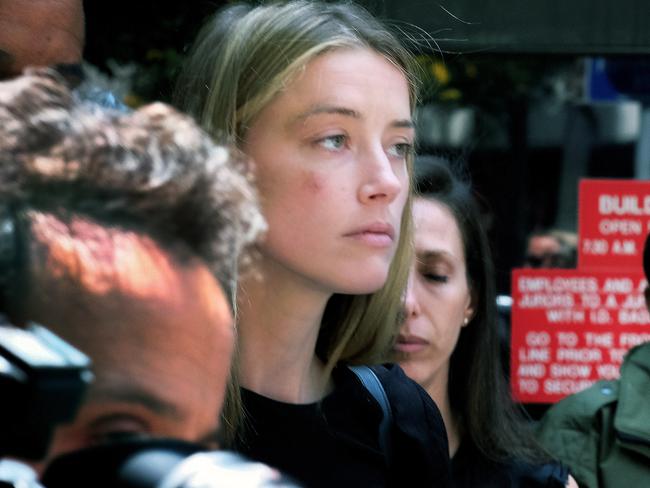 Amber Heard text messages allege Johnny Depp kicked her news com au