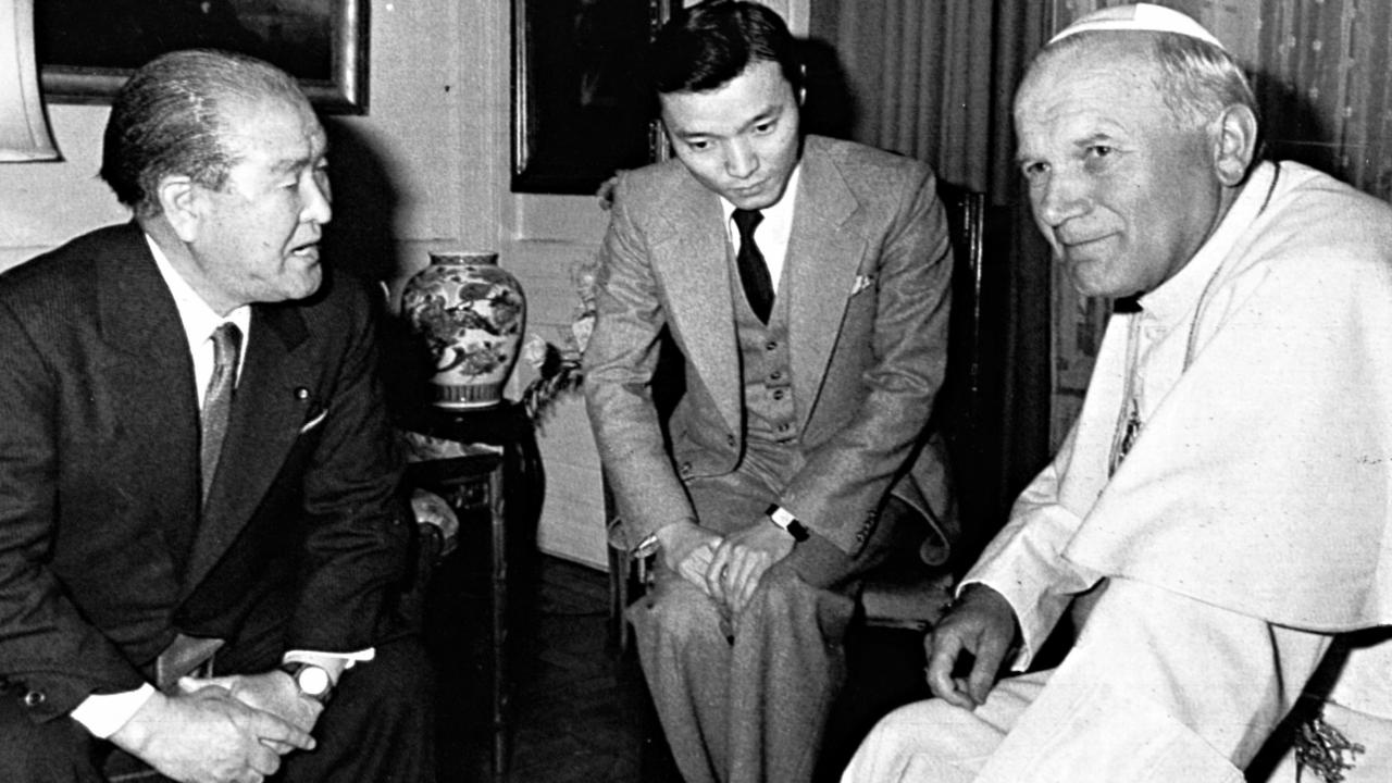 Pope John Paul II (right) with the Japanese Prime Minister (left) Zenko Suzuki in 1981.