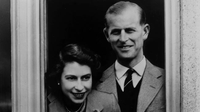 28th September 1952:  Queen Elizabeth with her husband Prince Philip, Duke of Edinburgh and her children, Charles and Anne at Balmoral Castle in Scotland.  (Photo by Lisa Sheridan/Studio Lisa/Getty Images)