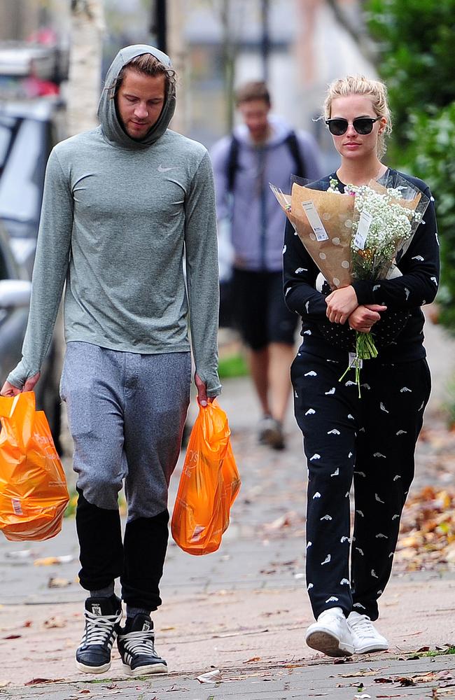 Margot Robbie and her boyfriend Tom Ackerley dressed down while grabbing groceries in London.