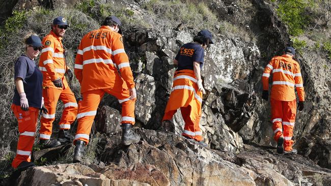 SES volunteers search for missing Belgian backpacker Theo Hayez around Watergos beach, Byron Bay. AAP Image/Regi Varghese