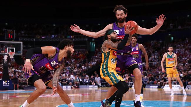 SYDNEY, AUSTRALIA – OCTOBER 22: Jordon Crawford of the JackJumpers drives to the basket under pressure from Jordan Hunter of the Kings during the round four NBL match between Sydney Kings and Tasmania JackJumpers at Qudos Bank Arena on October 22, 2023 in Sydney, Australia. (Photo by Jason McCawley/Getty Images)