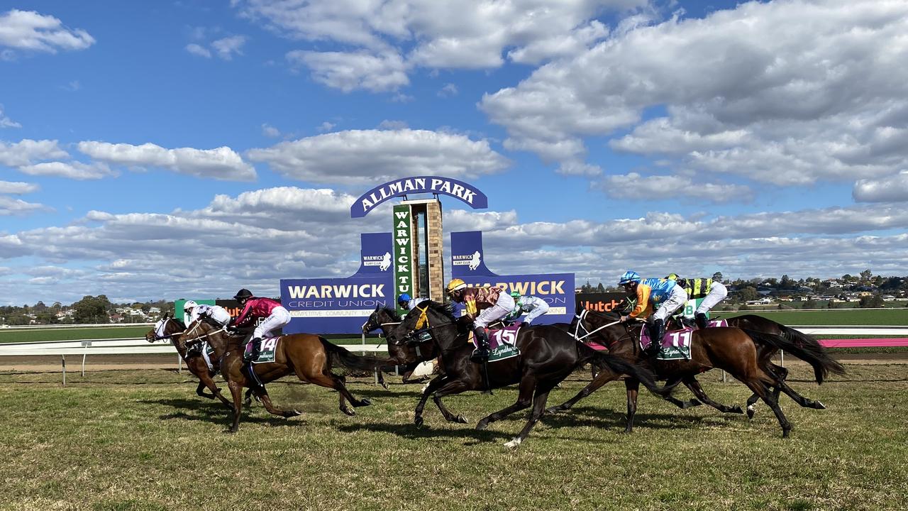 TIGHT RACE: A close contest in the second race on today’s card, the TAB Maiden Handicap 1200m. Picture: Jessica Paul