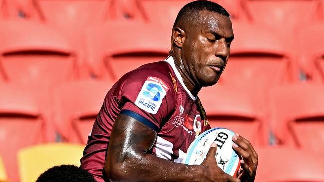 BRISBANE, AUSTRALIA - MARCH 19: Suliasi Vunivalu of the Reds catches the ball during the round four Super Rugby Pacific match between Queensland Reds and Fijian Drua at Suncorp Stadium, on March 19, 2023, in Brisbane, Australia. (Photo by Bradley Kanaris/Getty Images)