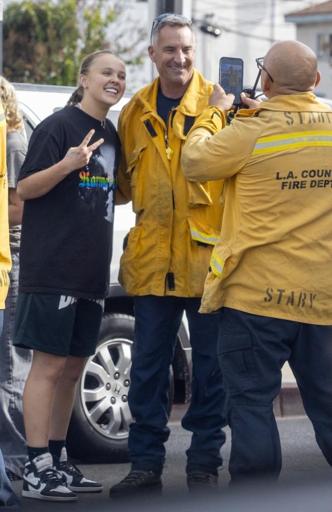 Siwa also snapped photos with a local fireman. Picture: WCP, 4CRNS/BACKGRID