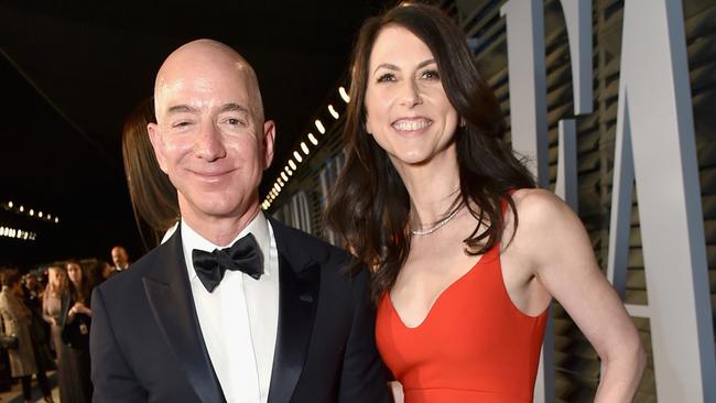 BEVERLY HILLS, CA - MARCH 04:  Jeff Bezos (L) and MacKenzie Bezos attend the 2018 Vanity Fair Oscar Party hosted by Radhika Jones at Wallis Annenberg Center for the Performing Arts on March 4, 2018 in Beverly Hills, California.  (Photo by Mike Coppola/VF18/Getty Images for VF)