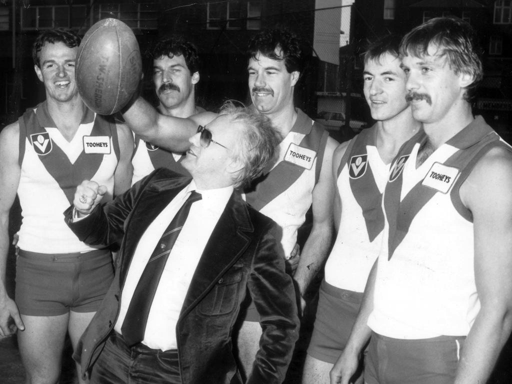 Businessman Geoffrey Edelsten with members of the Sydney Swans.