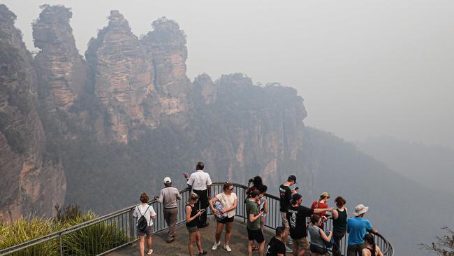 Three Sisters views shrouded by smoke on Monday. (AAP IMAGE / Carmela Roche)