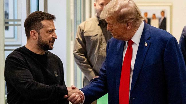 NEW YORK, NEW YORK - SEPTEMBER 27: (L-R) Ukrainian President Volodymyr Zelensky and Republican presidential nominee, former U.S. President Donald Trump, shake hands during a meeting on September 27, 2024 in New York City. The meeting coincides with President Zelensky's visit to New York for the United Nations General Assembly.   Alex Kent/Getty Images/AFP (Photo by Alex Kent / GETTY IMAGES NORTH AMERICA / Getty Images via AFP)