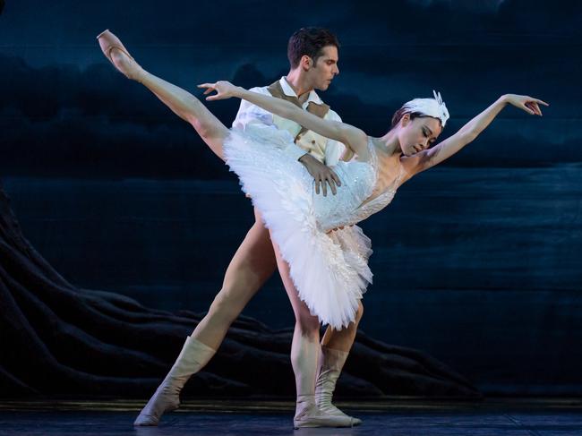 Kiki Saito as Odette and Oscar Valdes as Sebastian in Swan Lake. West Australian Ballet 2022. Picture: Clinton Bradbury