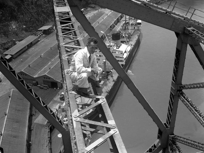 A Story Bridge painter in 1955