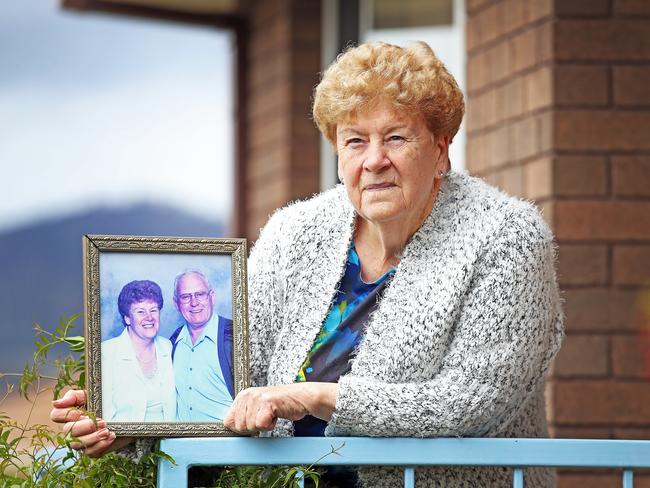 Maureen Dawes hold a photo of her and her partner Leonard Fisher. Picture: Zak Simmonds