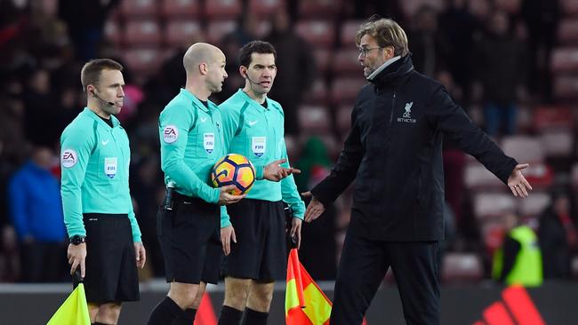 Referee Lee Mason speaks to Jurgen Klopp.