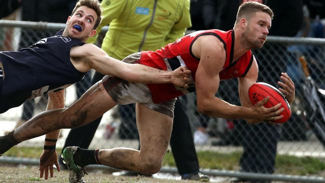 Kane Keppel takes a diving mark for Park Orchards. Picture: Stuart Milligan