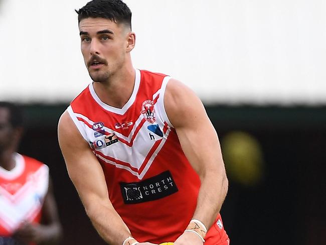 Waratah's Rob Turnbull looks for a teamate. Picture: Felicity Elliott AFLNT/Media