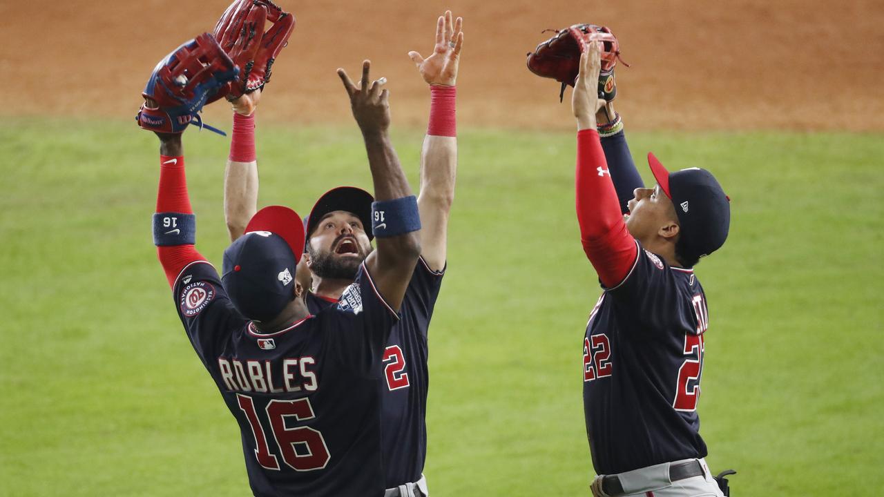 Washington Nationals right fielder Adam Eaton can't get a glove on