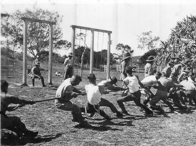 Bell Park Tug a War Diggers Picnic 1943 CQU History Archives