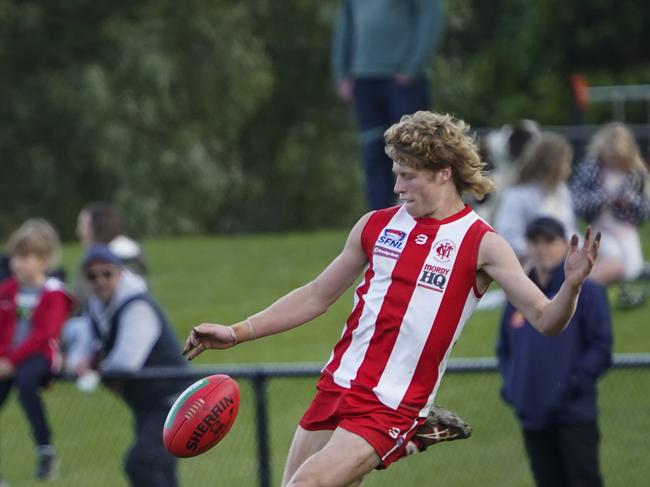 Ben Stephenson takes a kick for Mordialloc. He’s joined Sandringham. Picture: Valeriu Campan