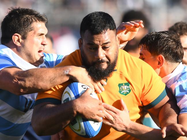 SAN JUAN, ARGENTINA - AUGUST 13: Taniela Tupou of Australia attempts to avoid a tackle from Francisco Gomez Kodela of Argentina during a Rugby Championship match between Argentina Pumas and Australian Wallabies at San Juan del Bicentenario Stadium on August 13, 2022 in San Juan, Argentina. (Photo by Rodrigo Valle/Getty Images)