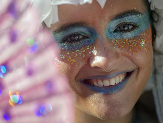 A reveller of the street carnival group "Ceu Na Terra" (heaven on earth), performs during the pre-carnival street party at Santa Teresa neighborhood in Rio de Janeiro, Brazil, on February 03, 2018.  / AFP PHOTO / MAURO PIMENTEL