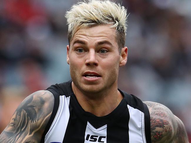 AFL Round 16. Collingwood vs. Essendon at the MCG. Collingwood's Jamie Elliott chases down the loose footy   . Pic: Michael Klein