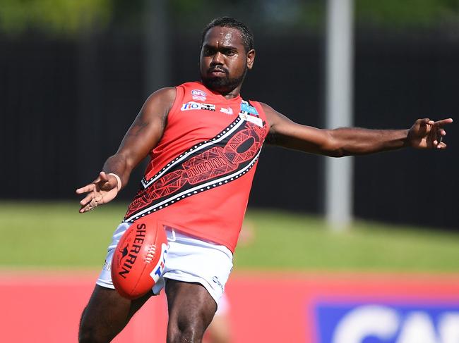 Paddy Heenan prepares to go long with the football. Picture: Felicity Elliott/AFLNT Media