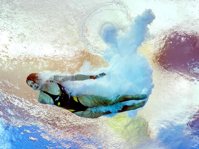 Underwater view shows a diver taking part in the Women's 10m Platform Semifinal during the diving event at the Rio 2016 Olympic Games at the Maria Lenk Aquatics Stadium in Rio de Janeiro on August 18, 2016. / AFP PHOTO / FRANCOIS XAVIER MARIT
