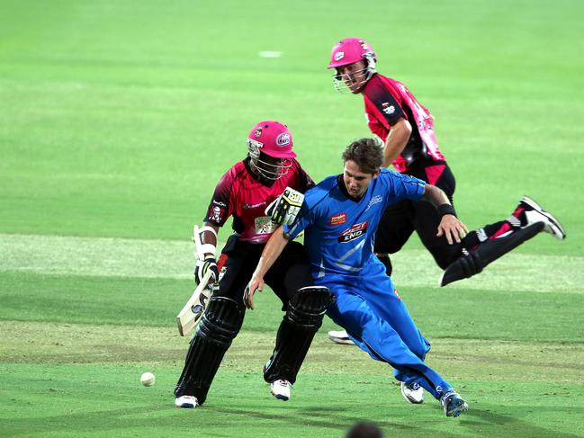 Kane Richardson and Jeevan Mendis clash during a BBL game.