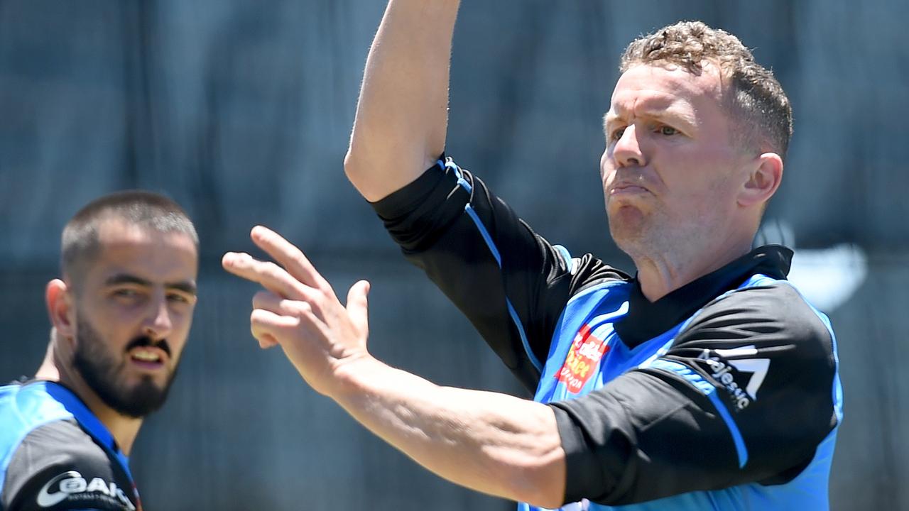 Peter Siddle at Strikers’ practice. Picture: Naomi Jellicoe.