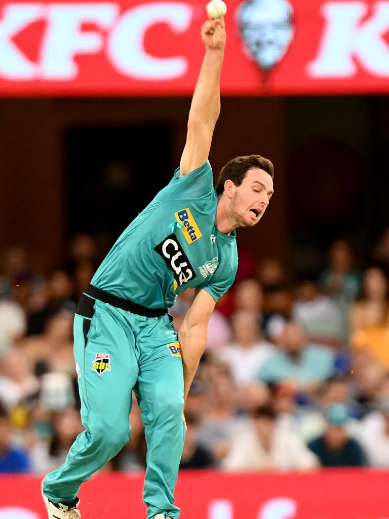 Jack Wildermuth bowls for the Brisbane Heat. Picture: Bradley Kanaris/Getty Images.