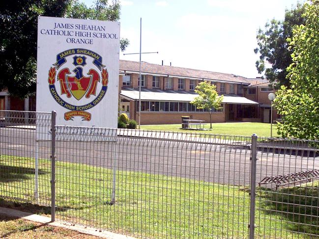 DECEMBER 13, 2001 : James Sheahan Catholic High School at Orange, 13/12/01. pic Troy Bendeich.NSW / Education / Exterior