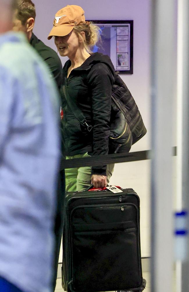 The actress cut a causal figure and even carried her own bags through the terminal. Picture: ©MEDIA-MODE.COM