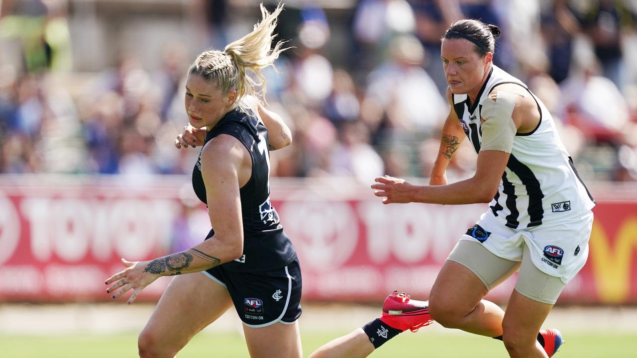 Tayla Harris copped a whack from Stacey Livingstone. Photo: AAP Image/Michael Dodge