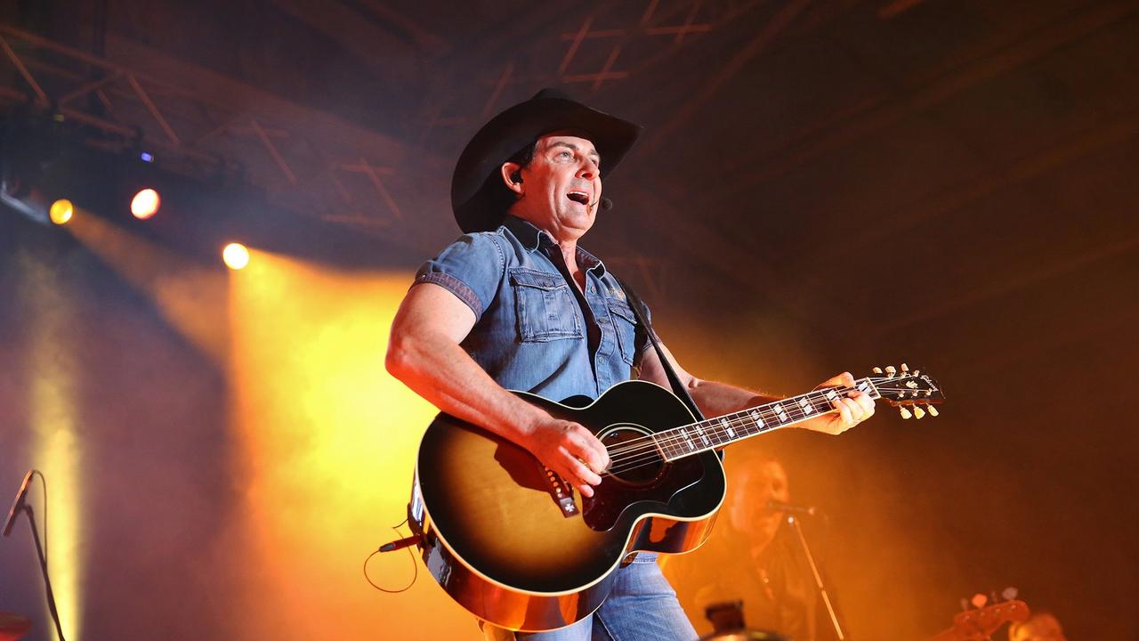 Lee Kernaghan performing at the Great Western Hotel.