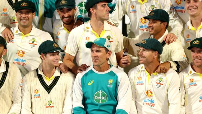 Justin Langer celebrates with his players after the 4-0 Ashes triumph. Picture: Robert Cianflone/Getty Images