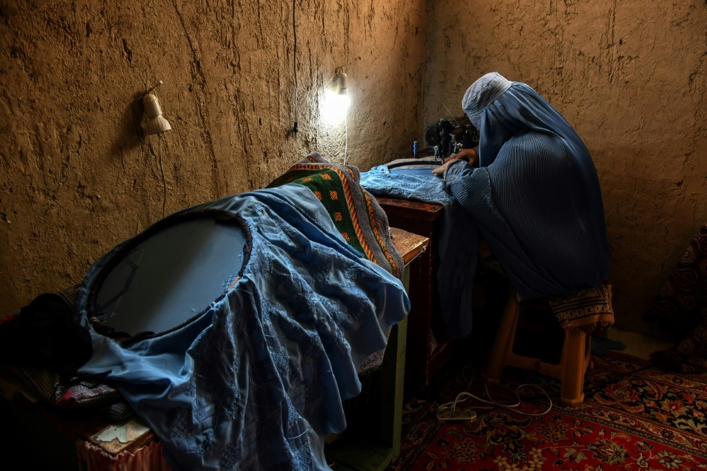 New generation of Afghan women shift from burqa