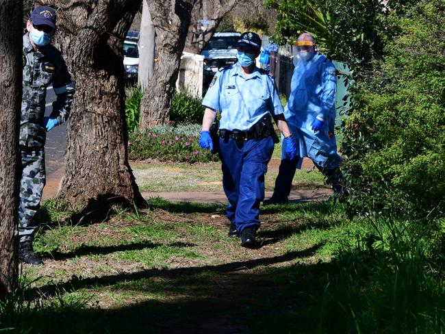 NSW police officers conduct welfare checks with the assistance of Australian Defence Force personnel in Dubbo. Picture: Belinda Soole/Getty Images