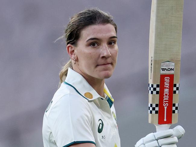 MELBOURNE, AUSTRALIA - JANUARY 31: Annabel Sutherland of Australia thanks fans as she leaves the field after being dismissed by Ryana MacDonald-Gay of England during day two of the Women's Ashes Test Match between Australia and England at Melbourne Cricket Ground on January 31, 2025 in Melbourne, Australia. (Photo by Daniel Pockett/Getty Images)