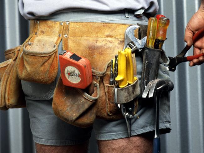 05/01/2004 PIRATE: UNDATED: Generic pic of a Builder wearing his utility belt - work tools tape measure