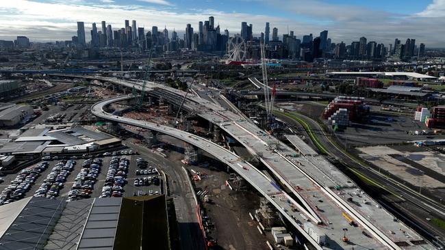 The last 100-tonne piece of a new elevated freeway has now been put in place over Footscray Rd for the West Gate Tunnel project.