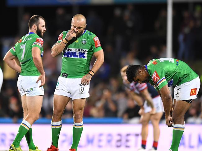 MACKAY, AUSTRALIA - SEPTEMBER 02: Josh Hodgson of the Raiders and team mates look dejected after their defeat during the round 25 NRL match between the Canberra Raiders and the Sydney Roosters at BB Print Stadium, on September 02, 2021, in Mackay, Australia. (Photo by Albert Perez/Getty Images)