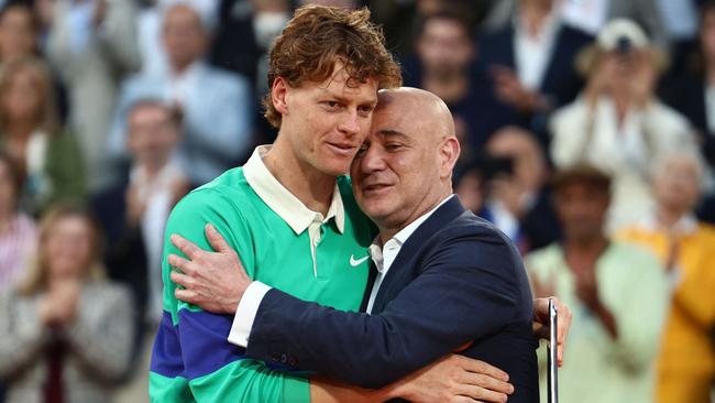 Andre Agassi did his best to console Jannik Sinner. Photo by Thibaud MORITZ / AFP.