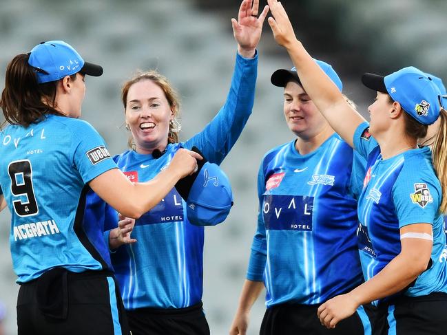 ADELAIDE, AUSTRALIA - NOVEMBER 24: Amanda-Jade Wellington of the Adelaide Strikers celebrates taking five wickets at the end of her spell during the Women's Big Bash League 'The Eliminator' Final match between the Brisbane Heat and the Adelaide Strikers at Adelaide Oval, on November 24, 2021, in Adelaide, Australia. (Photo by Mark Brake/Getty Images)