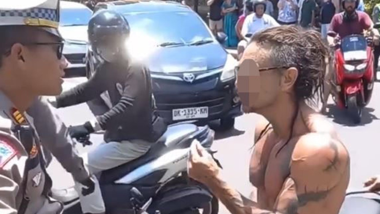 Bali Tourist Argues With Police Officers Over Not Wearing A Helmet Video Au