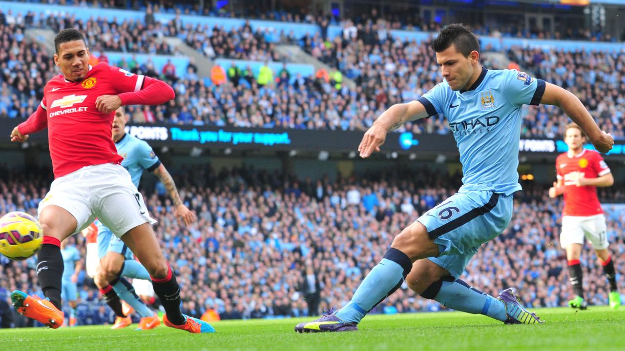 Manchester United's English defender Chris Smalling (L) tries to defend against Manchester City's Argentinian striker Sergio Aguero (R) during the English Premier League football match between Manchester City and Manchester United at the The Etihad Stadium in Manchester, northwest England on November 2, 2014. Manchester City won 1-0. AFP PHOTO / PAUL ELLIS RESTRICTED TO EDITORIAL USE. No use with unauthorized audio, video, data, fixture lists, club/league logos or “live” services. Online in-match use limited to 45 images, no video emulation. No use in betting, games or single club/league/player publications.