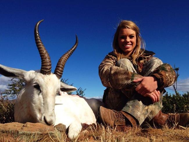 Kendall Jones with a white springbok. Source: Facebook.