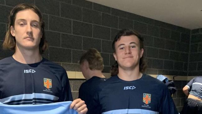 Leeton rugby player Callum Dunn, right, with Dan James at a CHS 1 jersey presentation. Pic: Supplied.